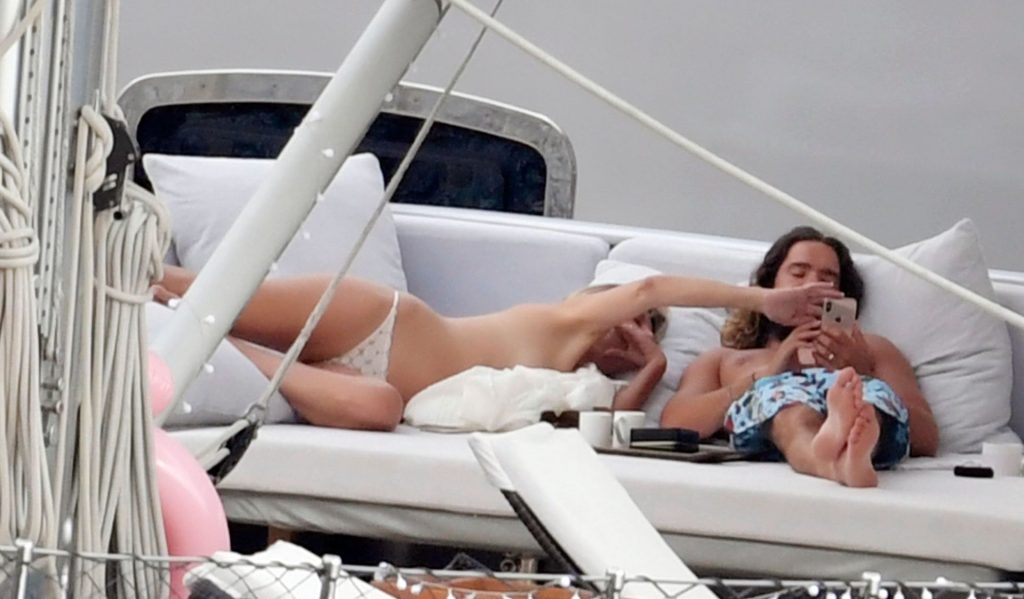 Heidi Klum and Tom Kaulitz - Spotted on yacht on their honeymoon in Capri -...