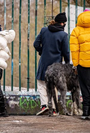 Heidi Klum - With the dogs at Teufelsberg hill area in Berlin