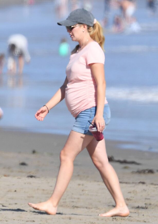 Heidi Montag - Shows growing baby bump at the beach in Los Angeles