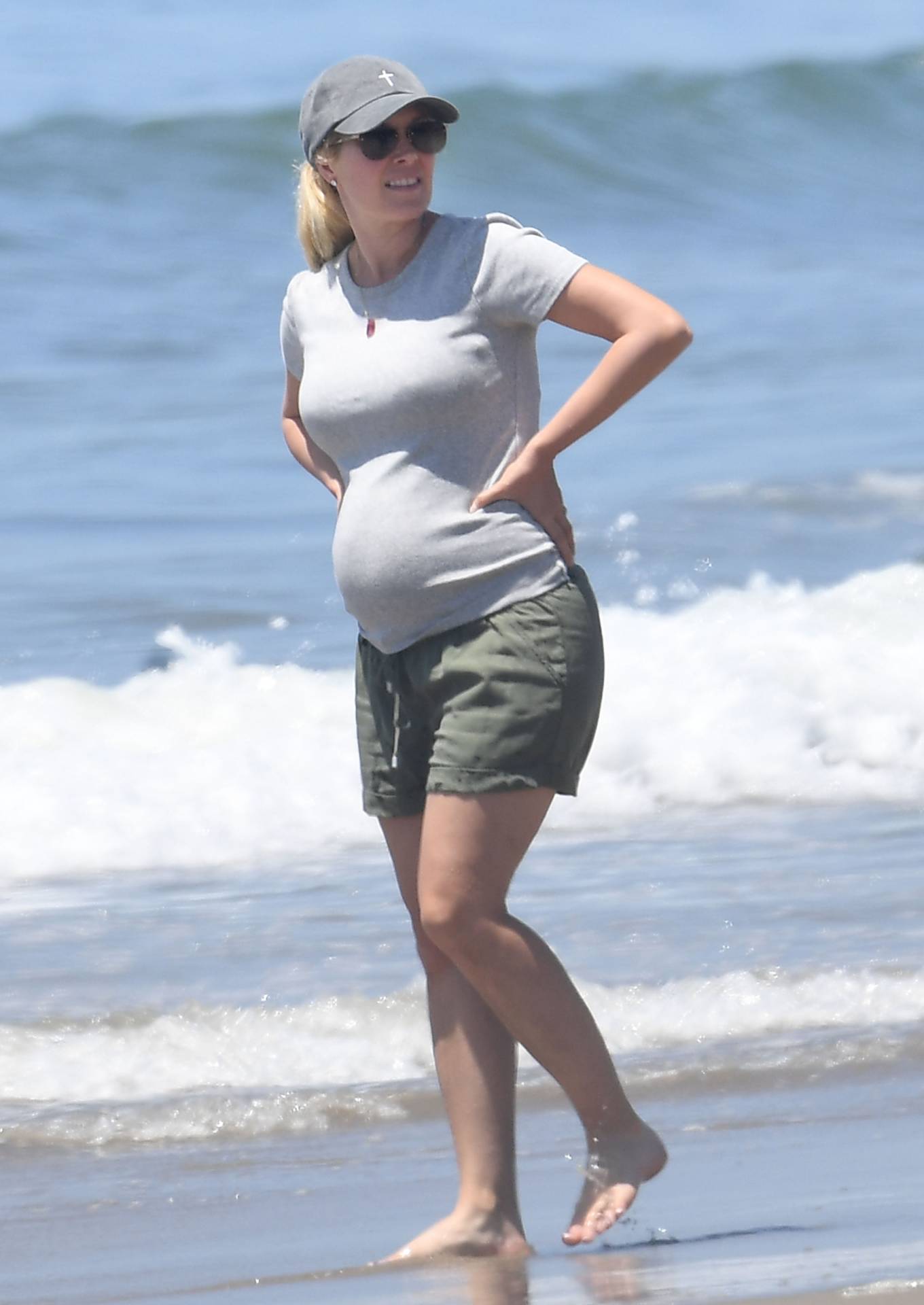 Heidi Montag 2022 : Heidi Montag – Shows off her baby bump at the beach in Los Angeles-03