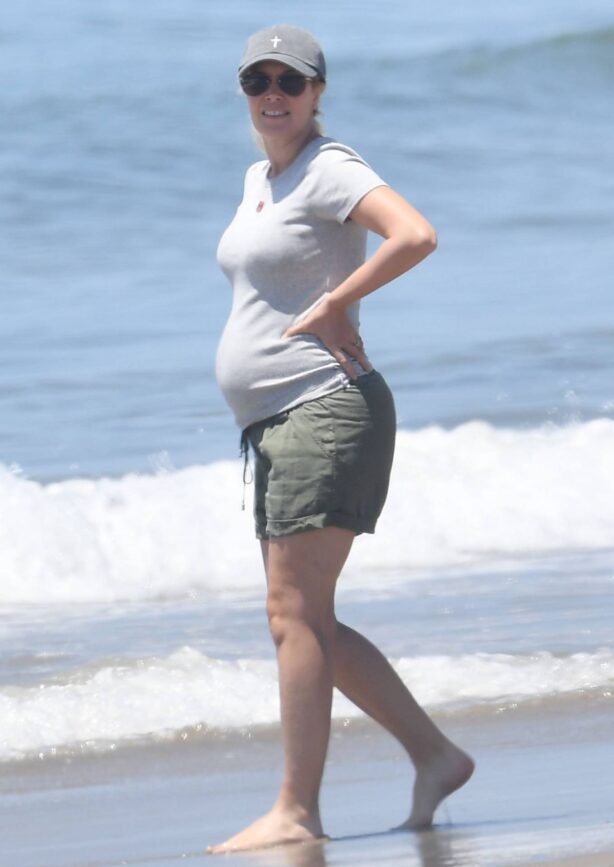 Heidi Montag - Shows off her baby bump at the beach in Los Angeles