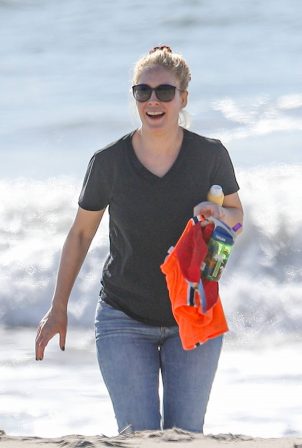 Heidi Montag - Walk on the beach in Santa Monica