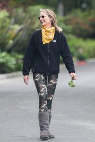 Helen Hunt - Goes out for a walk in a military leggings