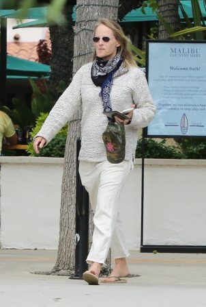 Helen Hunt - Out for a coffee at the Malibu Country mart