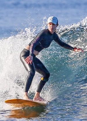 Helen Hunt - Surfs in Maui