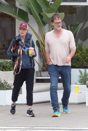 Helen Hunt - With boyfriend Jeffrey Nordling looking at houses with a realtor in LA