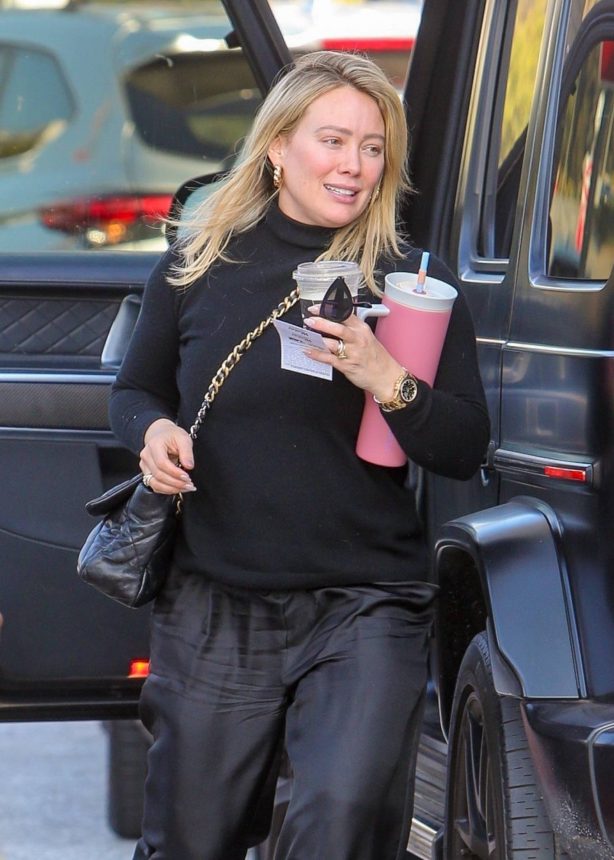 Hilary Duff - Arrives at Century City Mall in West Los Angeles