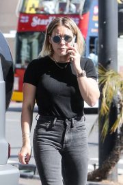 Hilary Duff - Arrives to a skin care center in West Hollywood