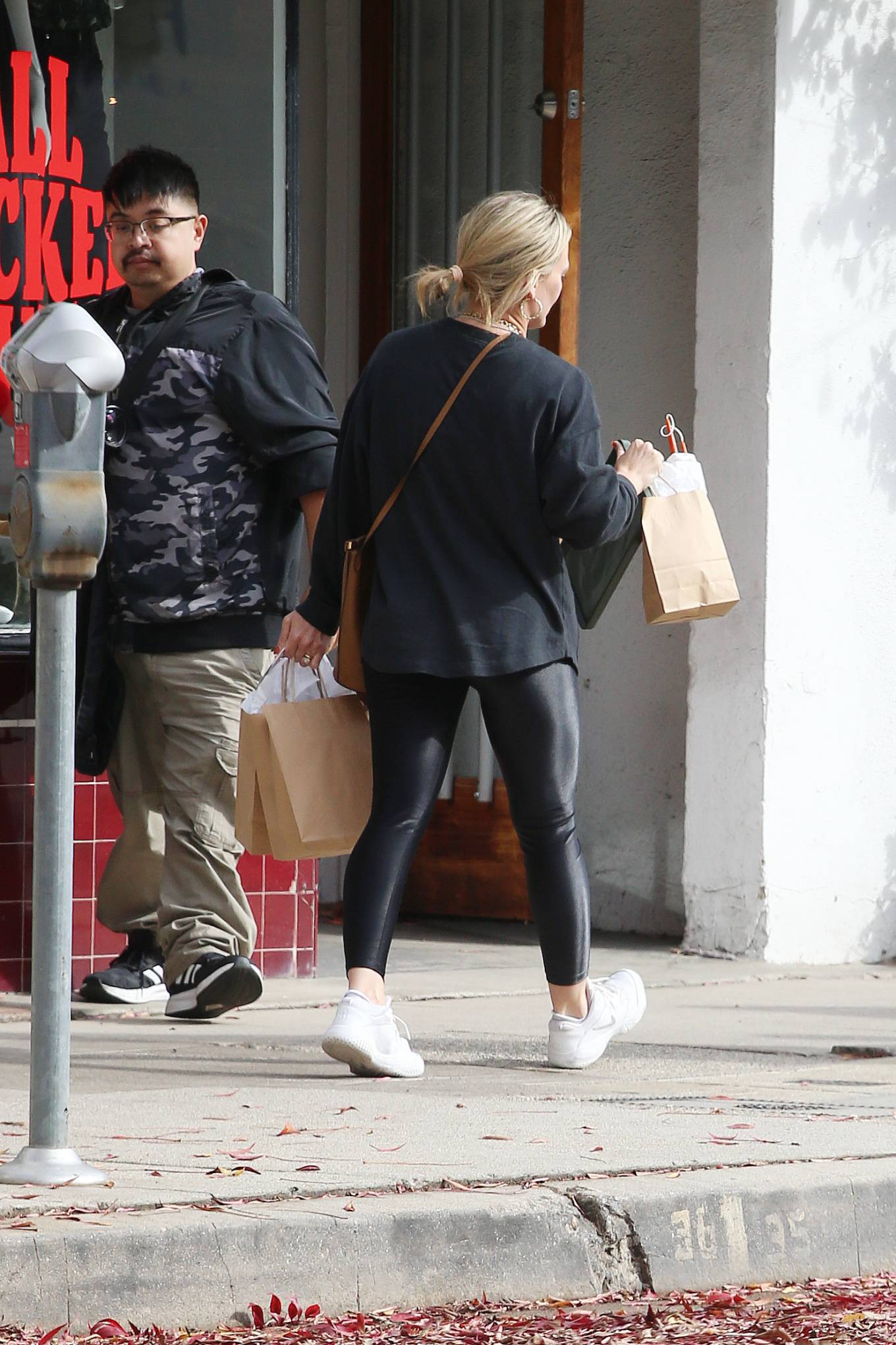 Hilary Duff 2022 : Hilary Duff – Buying Christmas supplies in Los Angeles-06