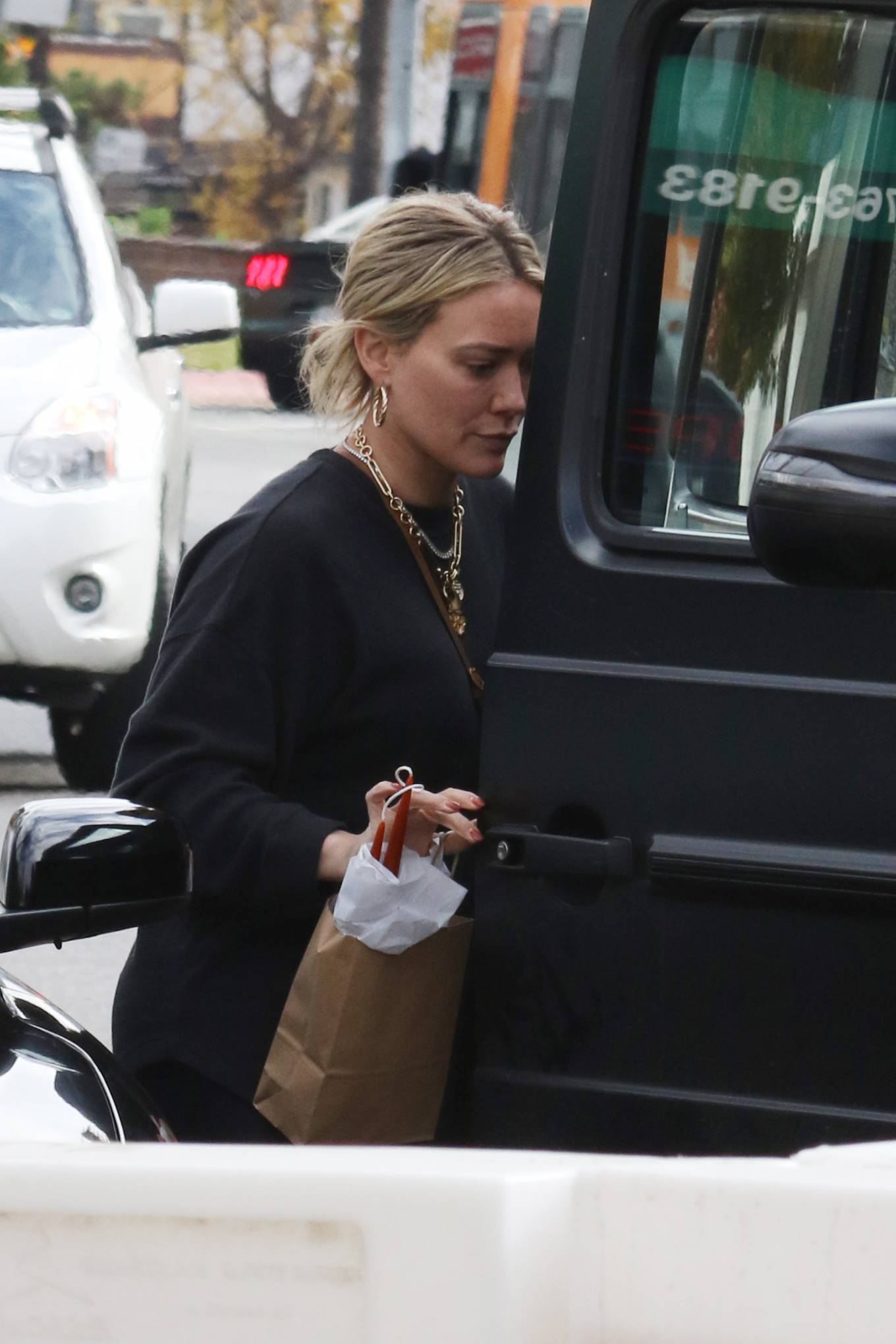 Hilary Duff 2022 : Hilary Duff – Buying Christmas supplies in Los Angeles-09