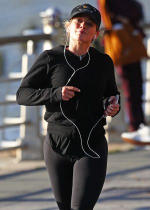Hilary Duff exercising on the Hudson River in NYC