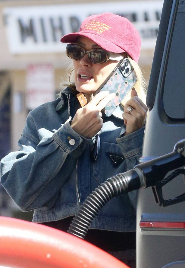Hilary Duff - Filling up her gas tank in Los Angeles