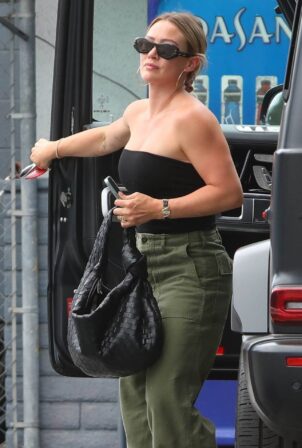 Hilary Duff - Fills up the tank of her G-Wagon in Sherman Oaks