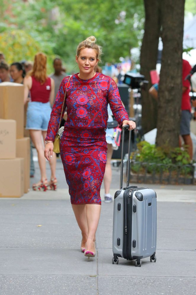 Hilary Duff - Filming a Scene for 'Younger' in New York
