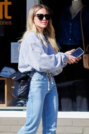 Hilary Duff - Grabs food to go from Joans on Third in Studio City