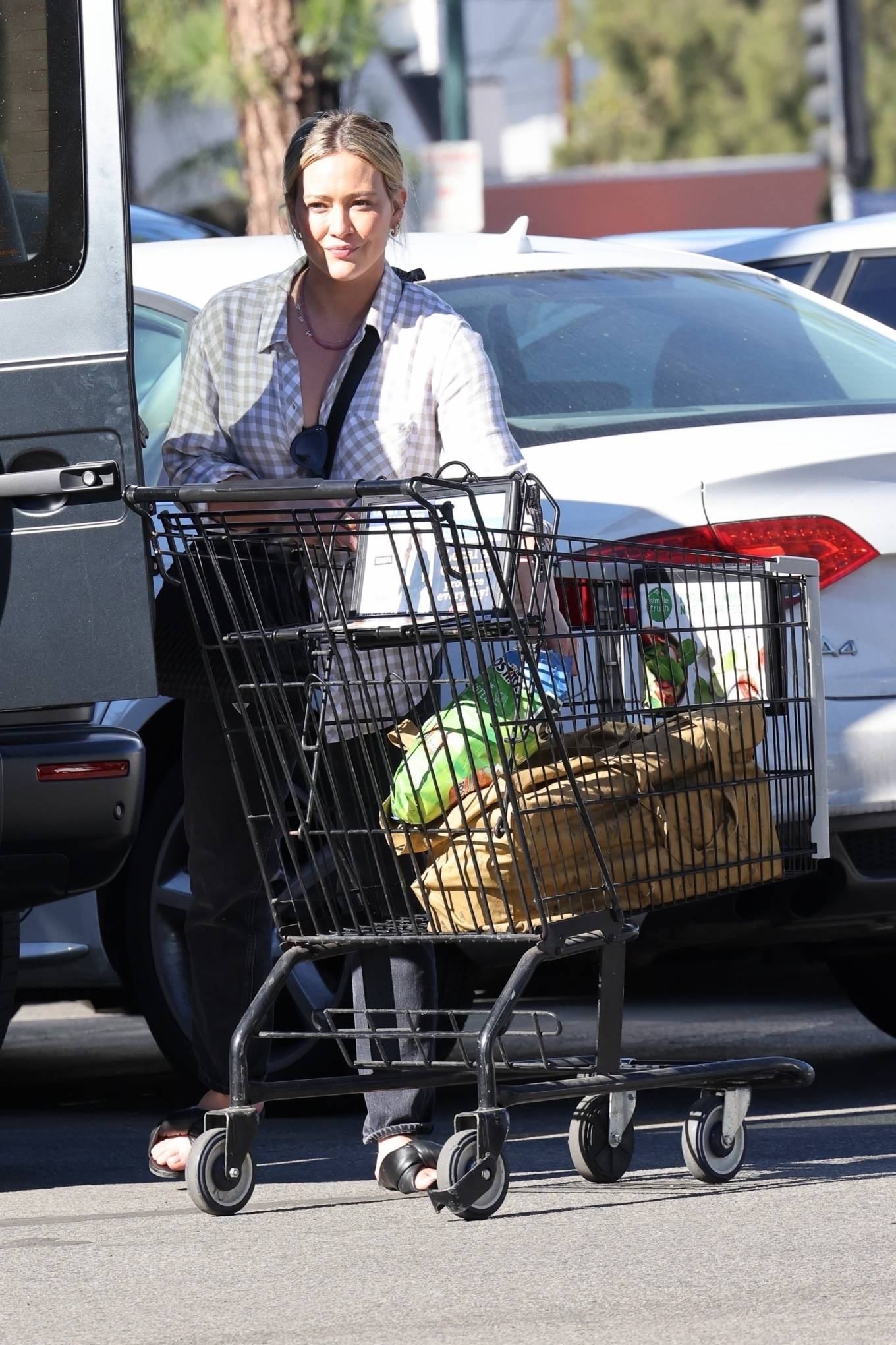 Hilary Duff 2021 : Hilary Duff – Grocery shopping at Ralphs in Studio City-04