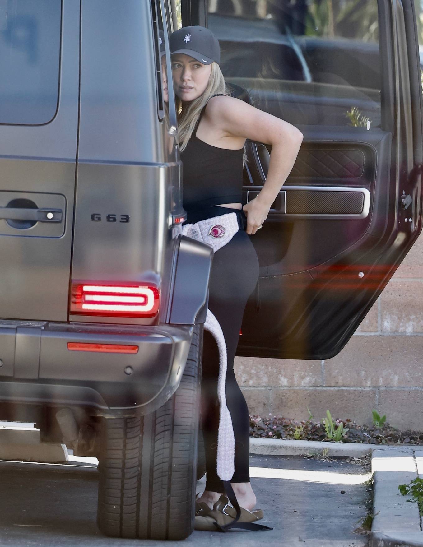 Hilary Duff 2023 : Hilary Duff – In black leggings in Studio City-03