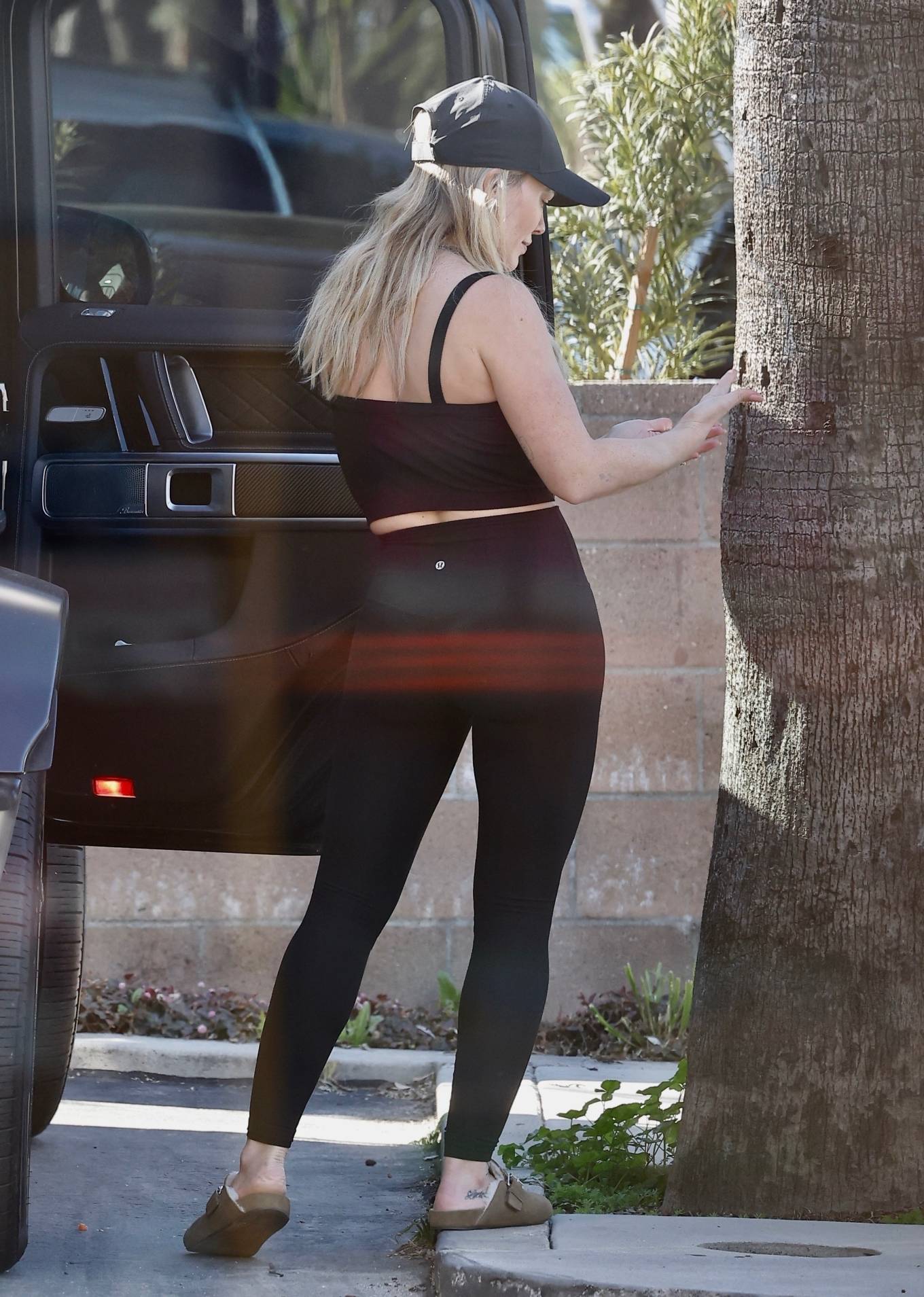 Hilary Duff 2023 : Hilary Duff – In black leggings in Studio City-05