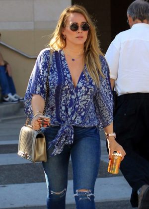 Hilary Duff in Ripped Jeans grabs lunch at La Scala in Beverly Hills