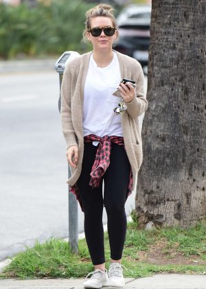Hilary Duff in Spandex - Pays the parking meter in Los Angeles