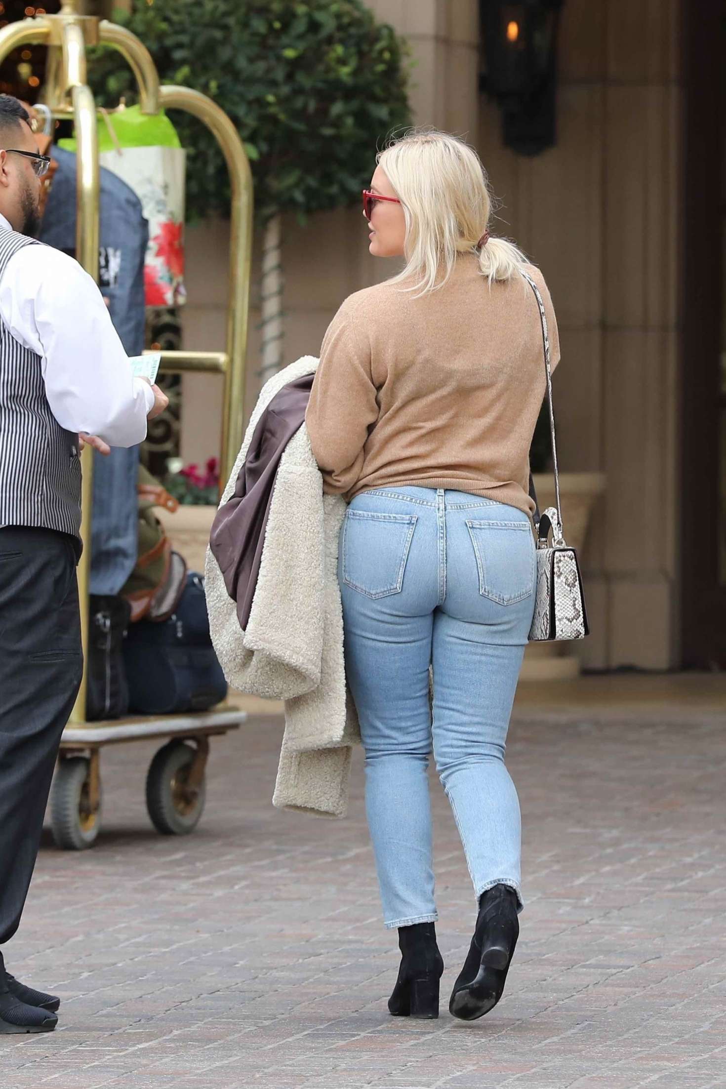 Hilary Duff in Tight Jeans out in Beverly Hills. 