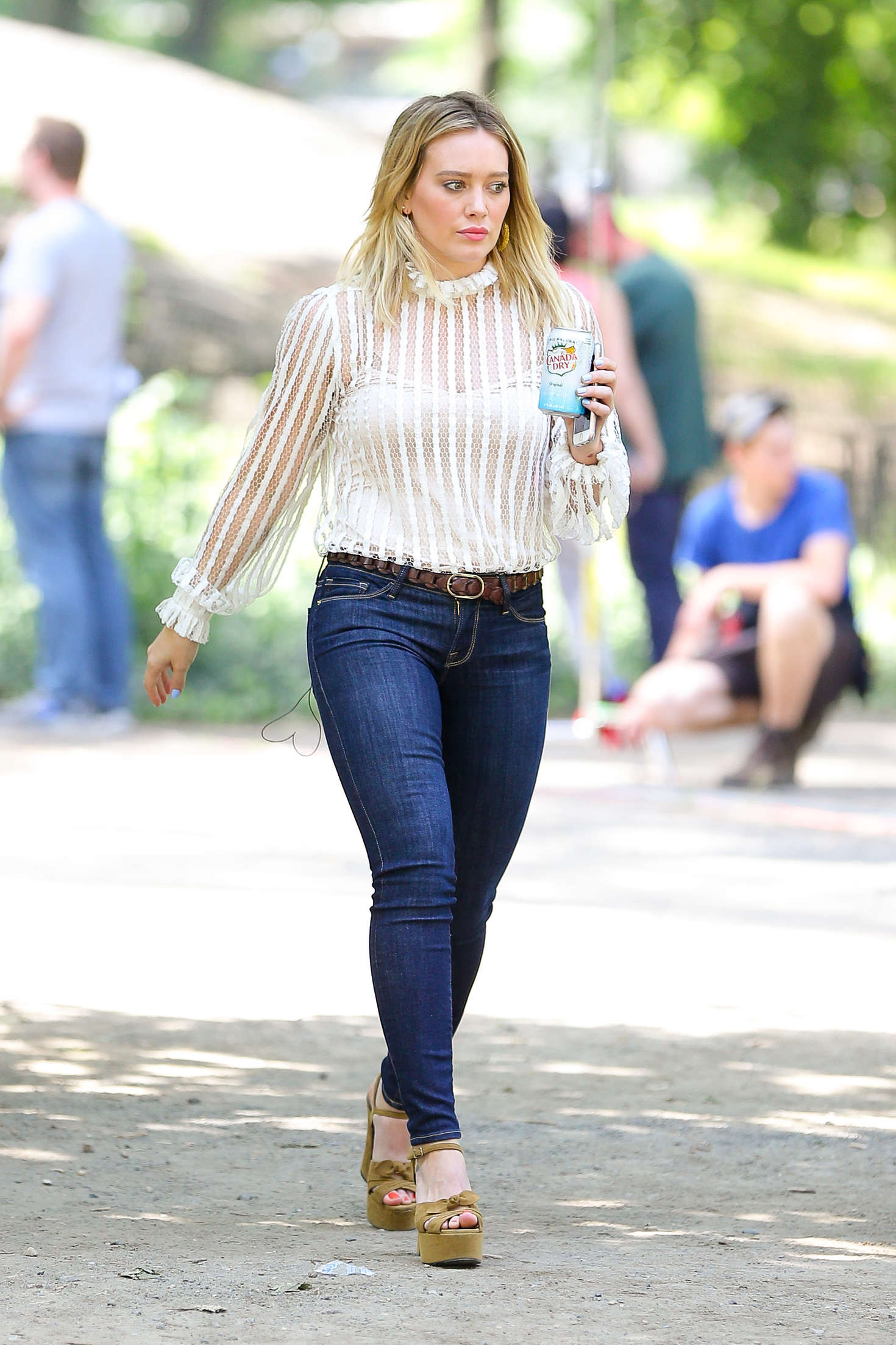 Hilary Duff 2016 : Hilary Duff Booty in Tight Jeans -01. 