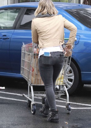 Hilary Duff - In tight jeans shopping candids