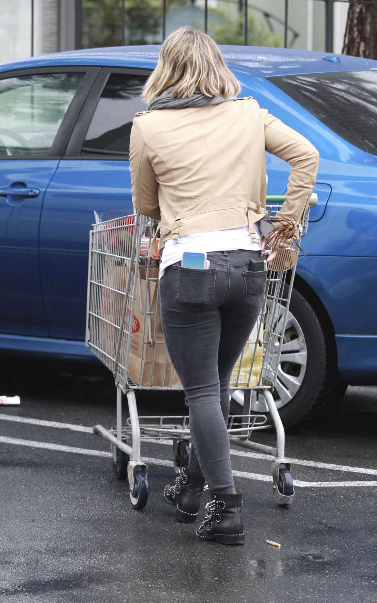 Hilary Duff - In tight jeans shopping candids