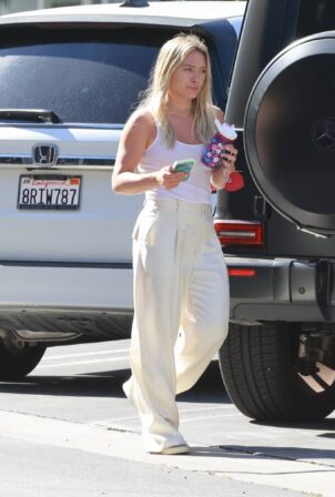 Hilary Duff - Out for breakfast in Studio City.