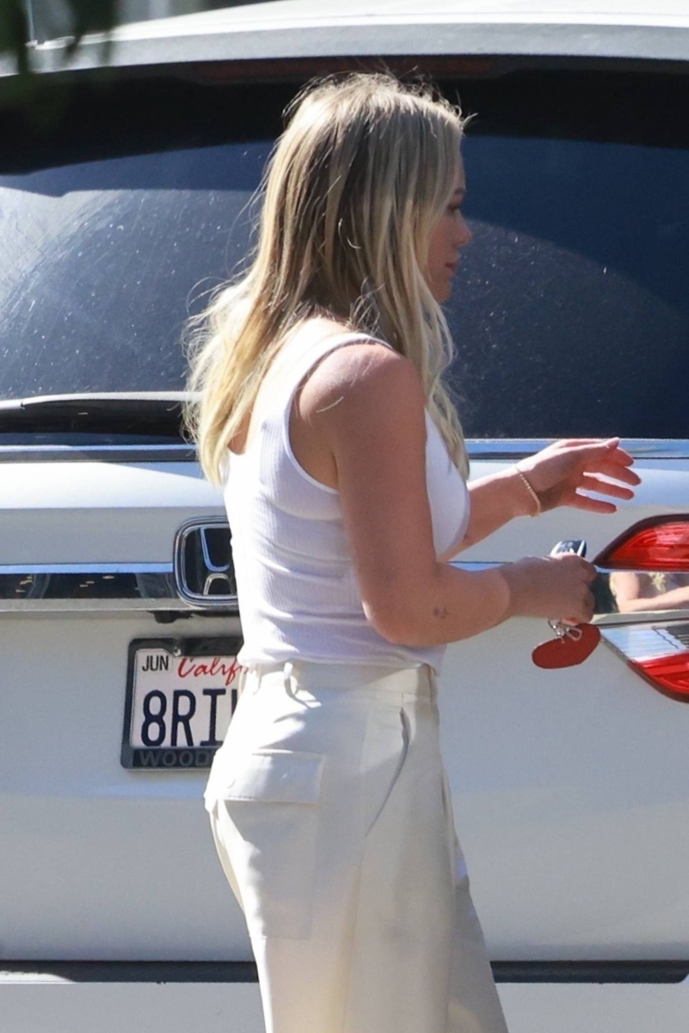 Hilary Duff 2022 : Hilary Duff – Out for breakfast in Studio City-14