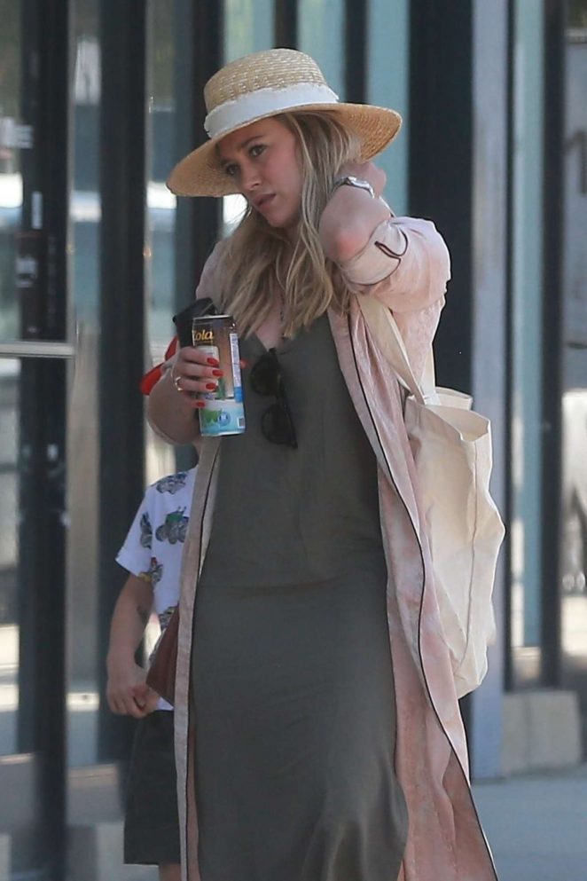 Hilary Duff out for grocery shopping in Studio City