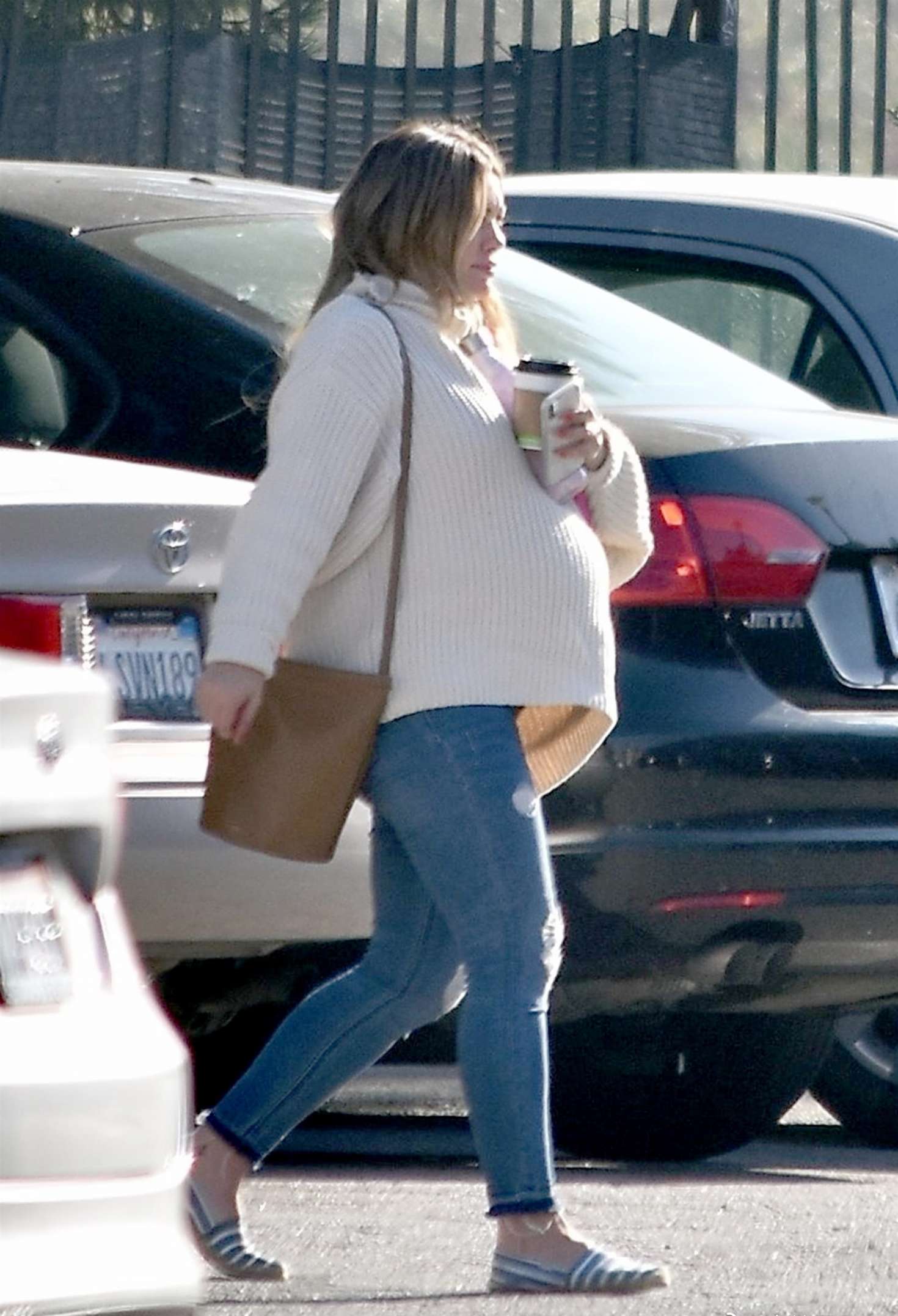 Hilary Duff 2018 : Hilary Duff: Out with her coffee -01