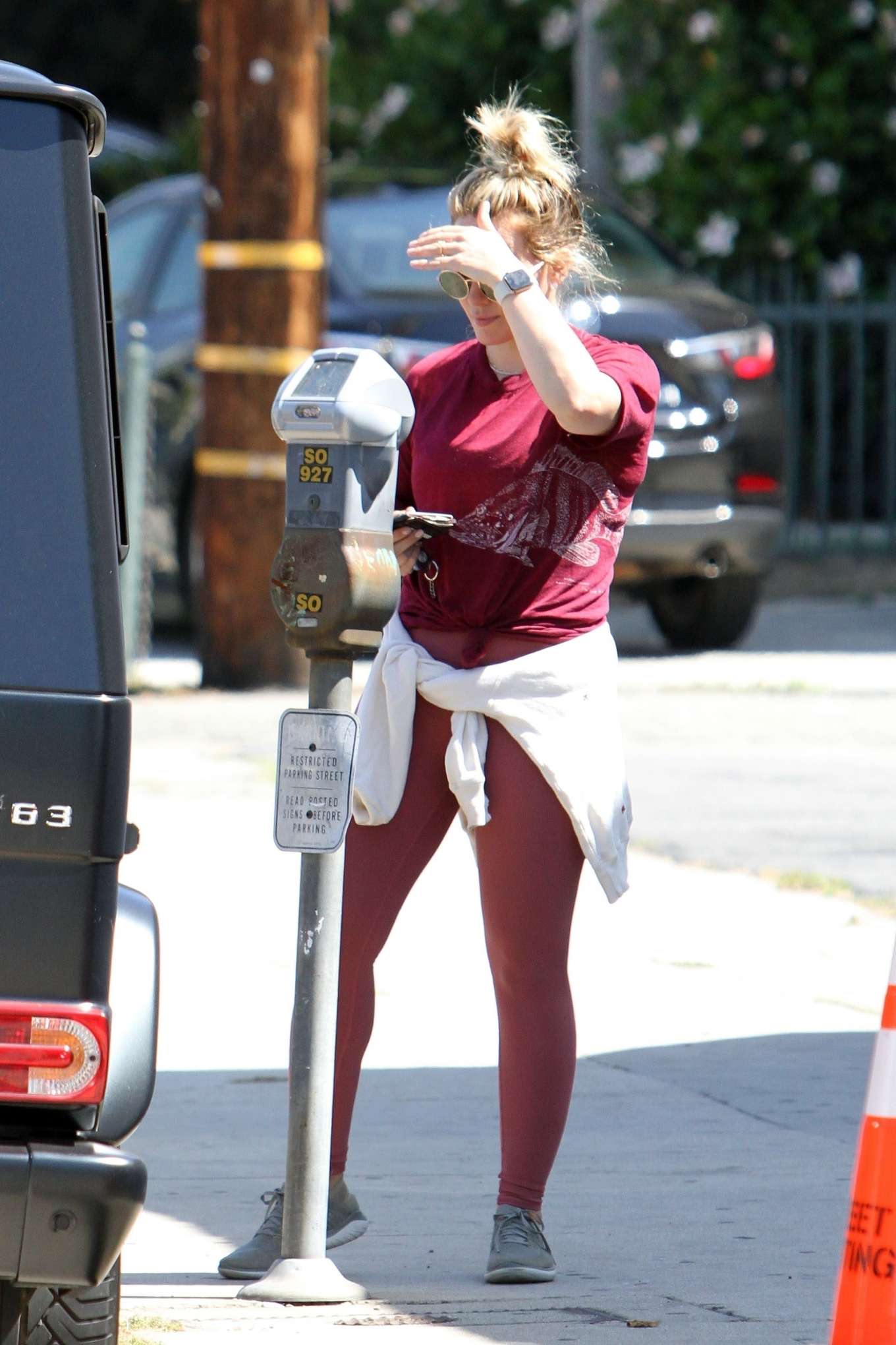 Hilary Duff 2019 : Hilary Duff – Pays the parking meter in LA-04
