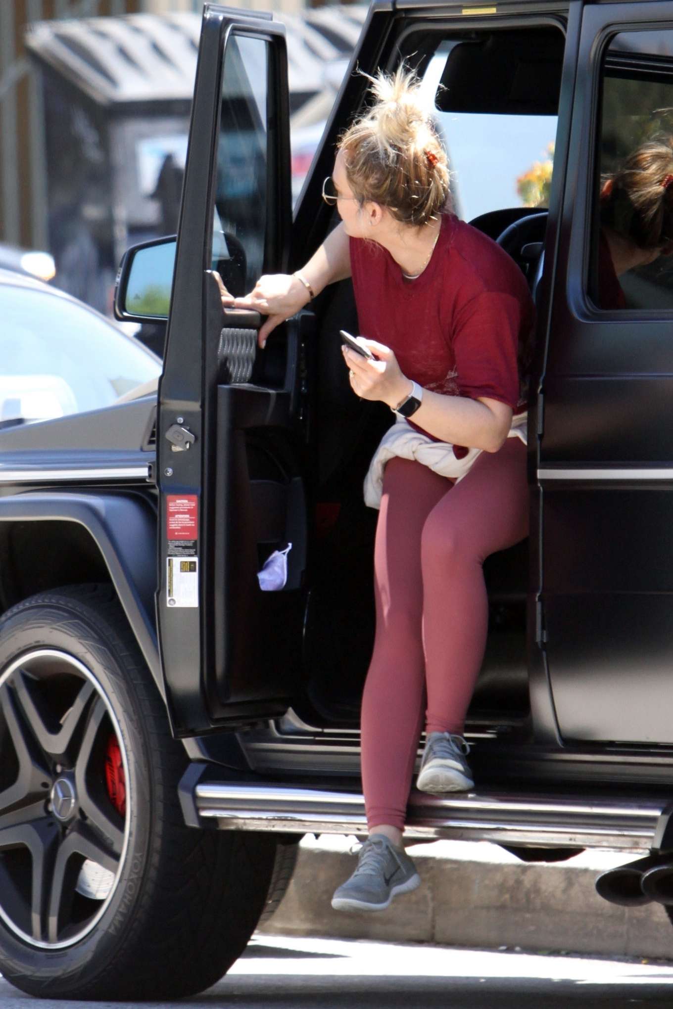 Hilary Duff 2019 : Hilary Duff – Pays the parking meter in LA-06