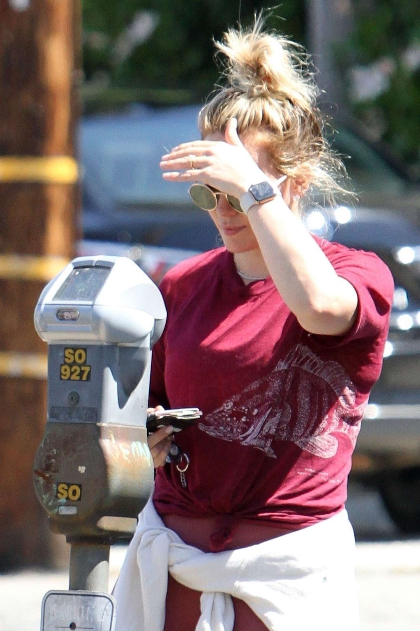 Hilary Duff - Pays the parking meter in LA