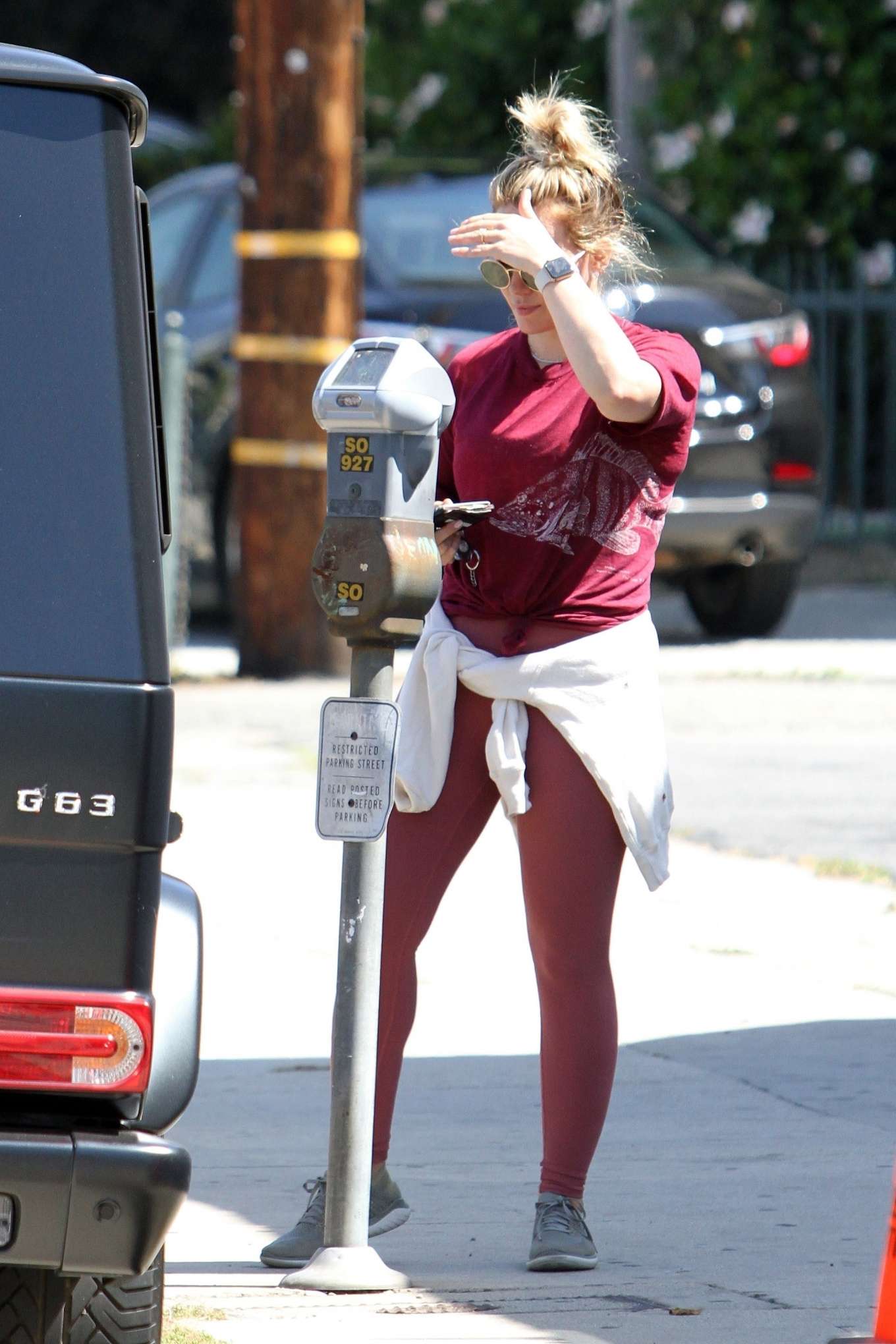 Hilary Duff 2019 : Hilary Duff – Pays the parking meter in LA-11