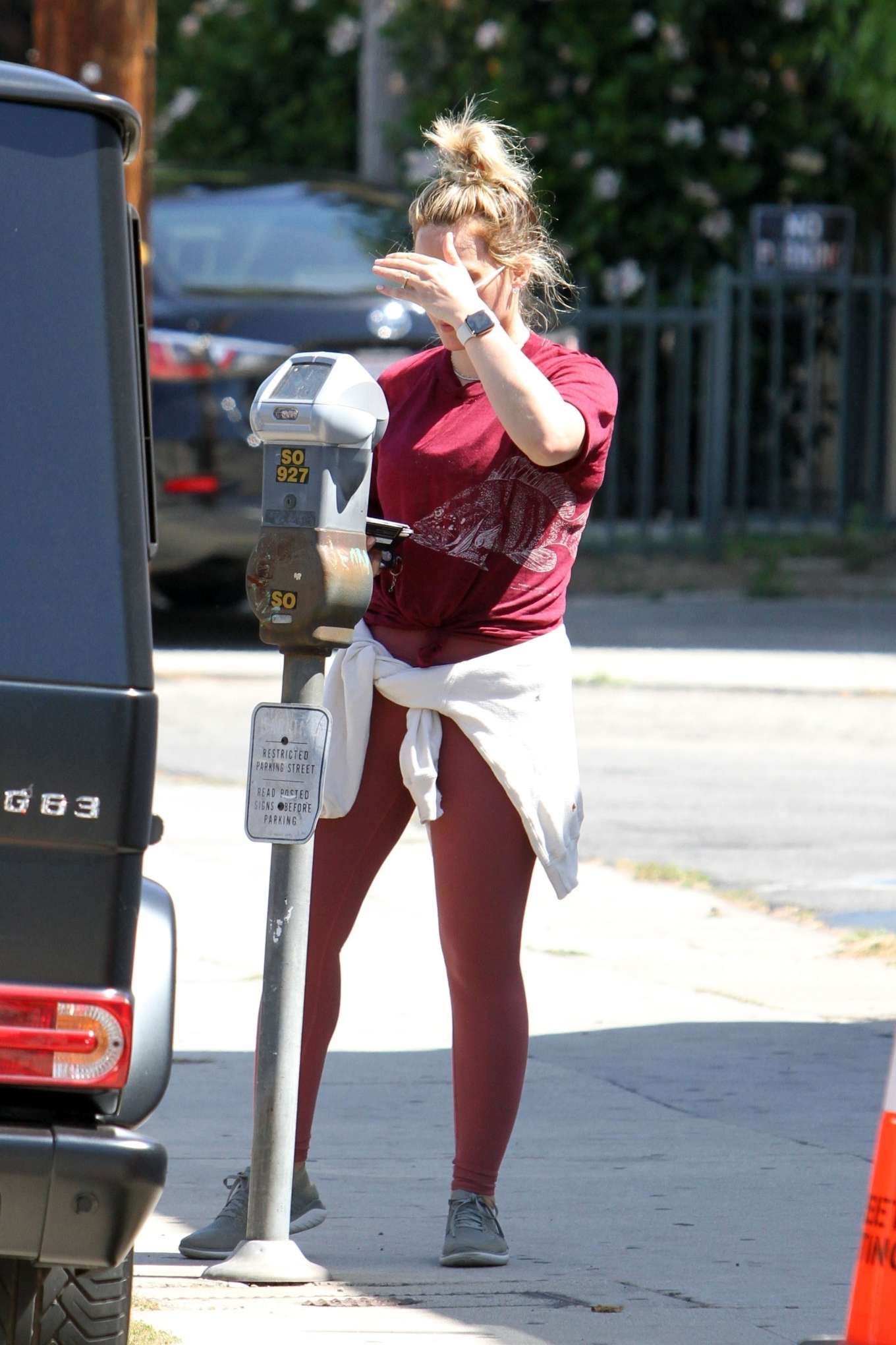 Hilary Duff 2019 : Hilary Duff – Pays the parking meter in LA-12