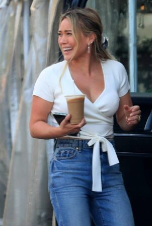 Hilary Duff - Picking up lunch to-go in Beverly Hills.