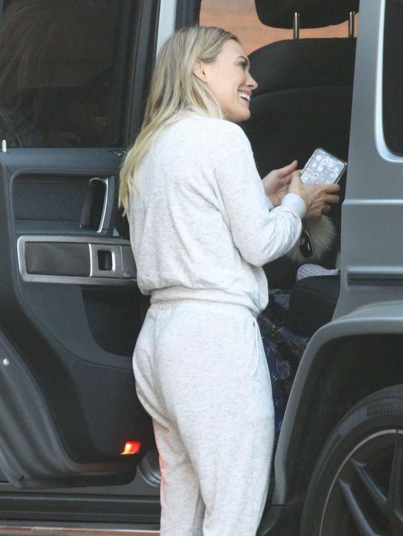 Hilary Duff - Picks up her pup from the Sherman Oaks Pet Hospital