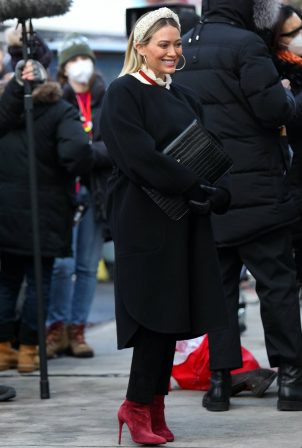 Hilary Duff - Seen Filming scenes for Younger in Manhattan