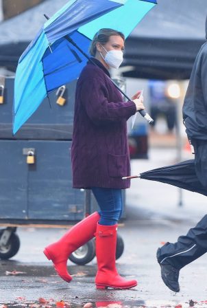 Hilary Duff - Seen on the rain on the set of 'Younger' in Westbury