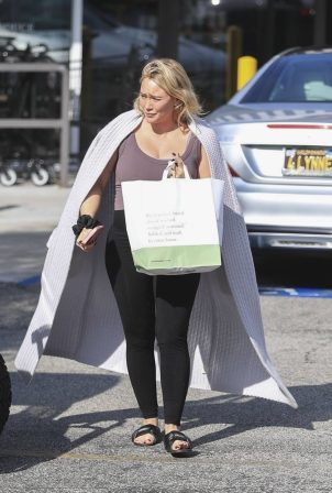 Hilary Duff - Seen shopping at Jayde's Market in Los Angeles