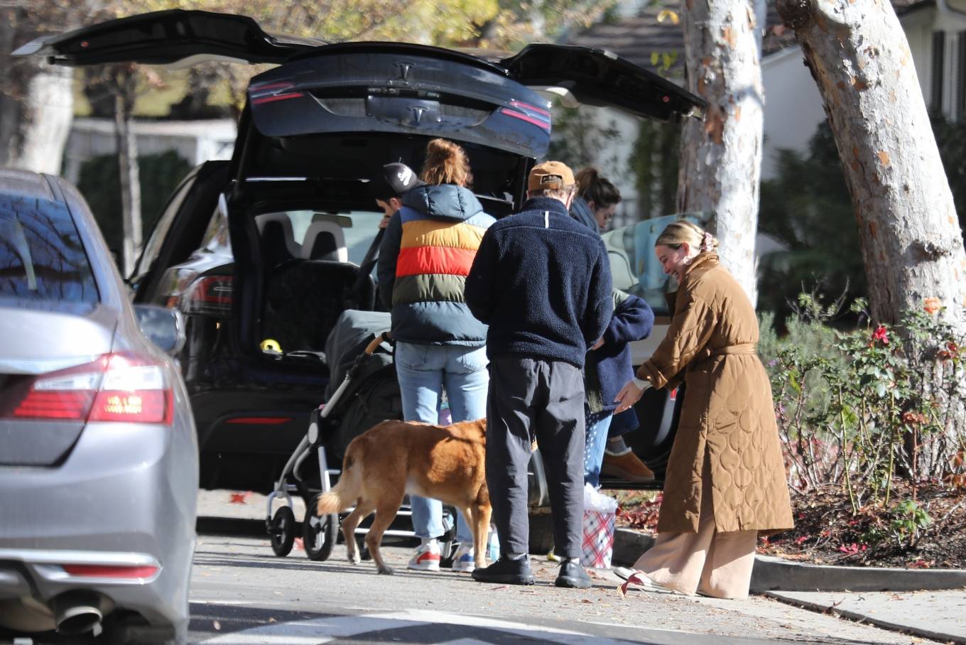 Hilary Duff 2021 : Hilary Duff – Seen with her family around Pasadenas Arroyo Park-01