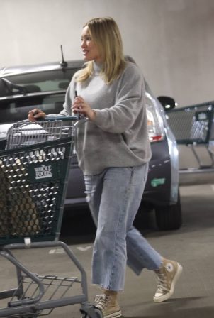 Hilary Duff - Shopping at Whole Foods in Studio City