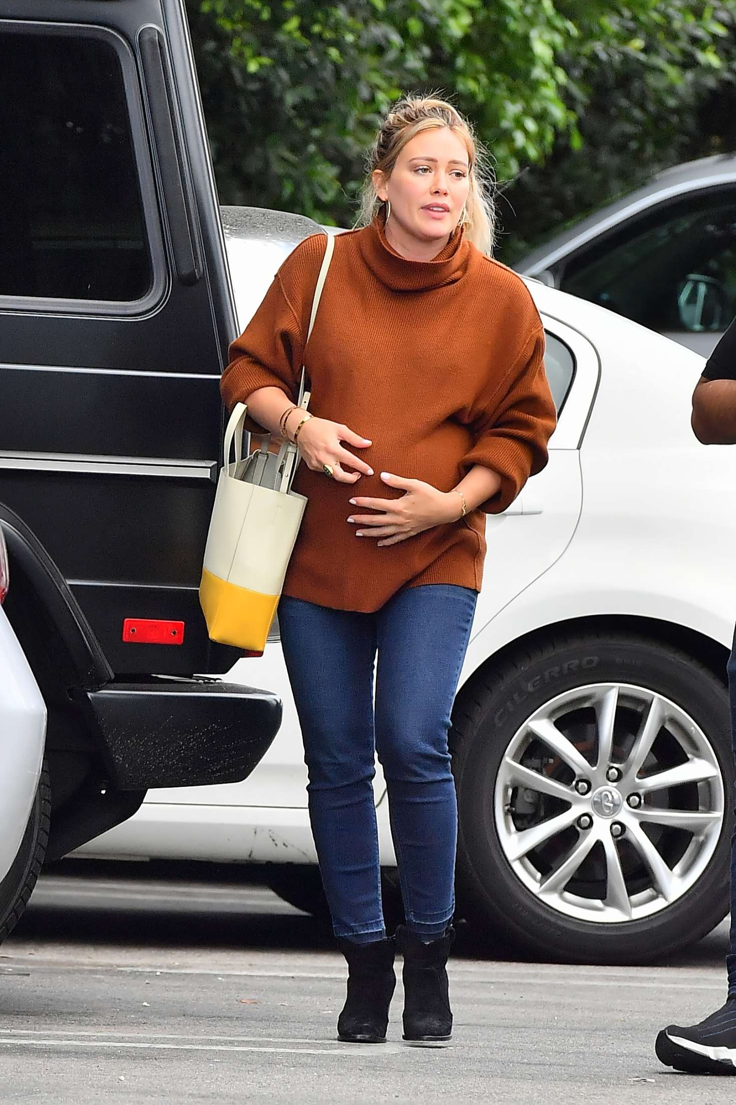 Hilary Duff - Shopping at Whole Foods in Studio City