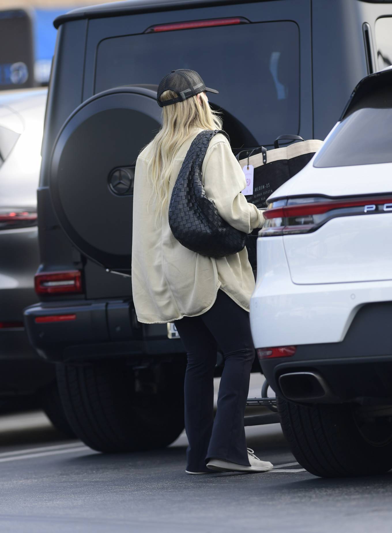 Hilary Duff 2022 : Hilary Duff – Shopping candids in Los Angeles-20