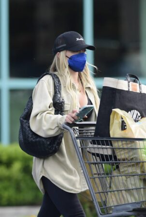 Hilary Duff - Shopping candids in Los Angeles