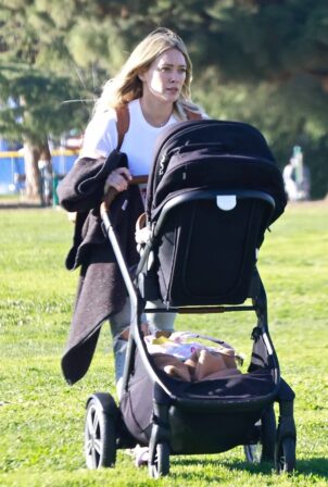 Hilary Duff - Spotted at the park in Los Angeles