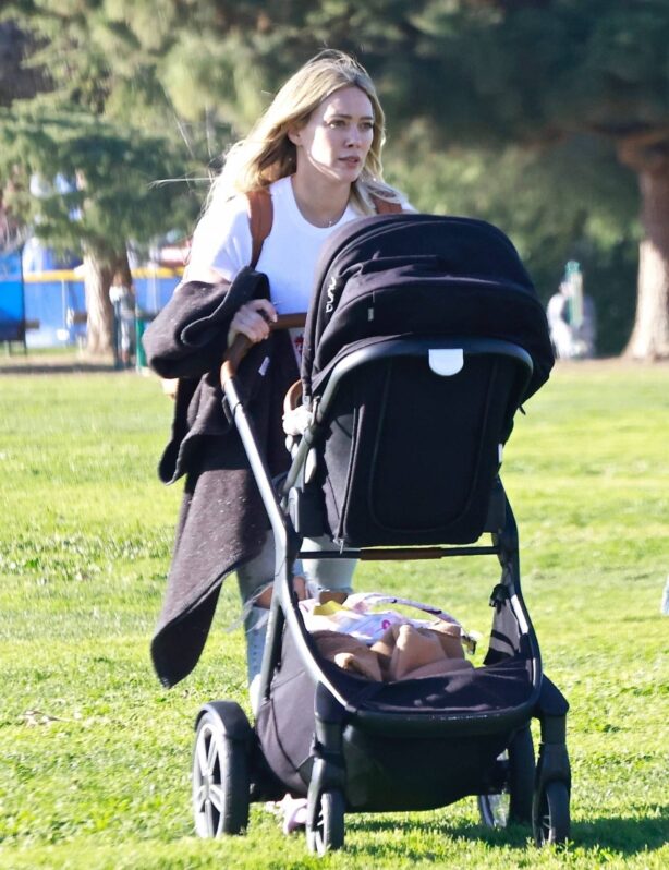 Hilary Duff - Spotted at the park in Los Angeles