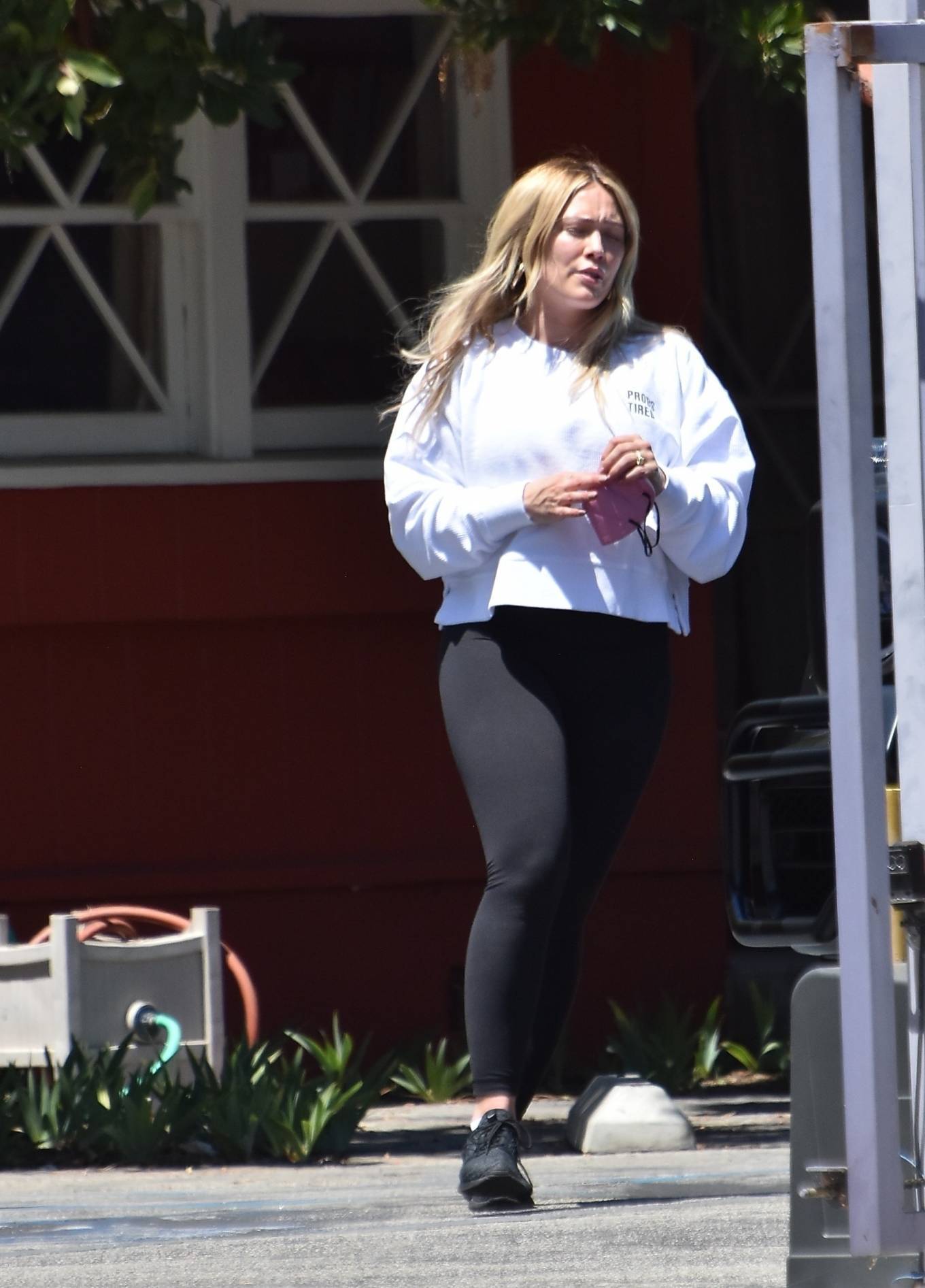 Hilary Duff - Steps out for some fresh fruit on the street in Studio City